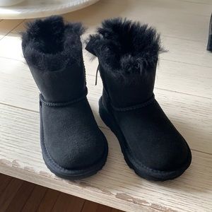 Authentic UGGs for toddler girl size 7 and black never worn